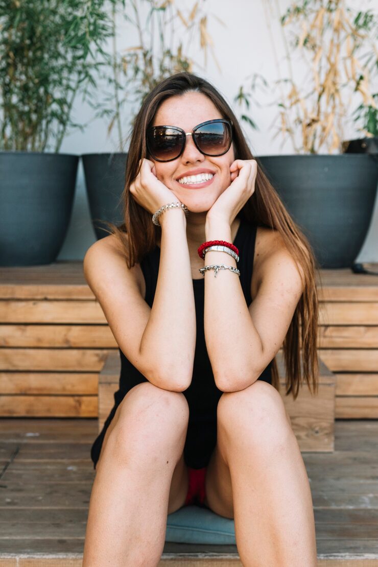 files/retrato-mujer-joven-feliz-gafas-sol_23-2147925407.jpg